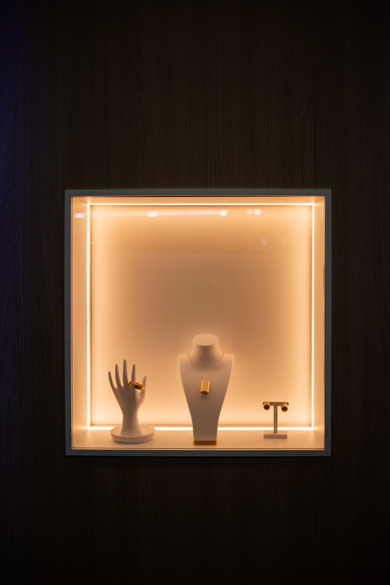 Vitrine iluminada com componentes GSM em destaque